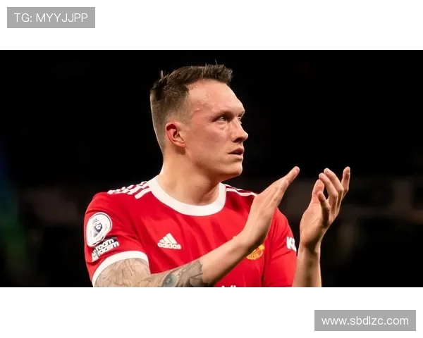 前曼联球员菲尔琼斯现身雷克瑟姆主场观看对阵QPR比赛 前曼联球员菲尔琼斯现身雷克瑟姆主场观看对阵QPR比赛