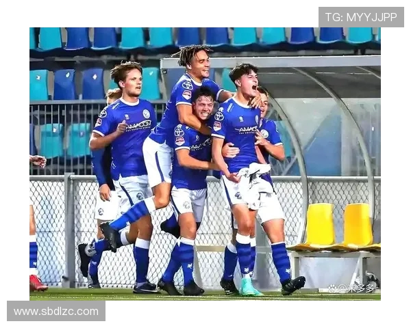 邓伯什与海牙荷兰杯赛发生严重球迷冲突 警方出动警犬控制局势 邓伯什与海牙荷兰杯赛发生严重球迷冲突 警方出动警犬控制局势